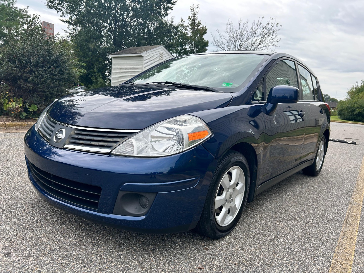 2008 Nissan Versa S's photo