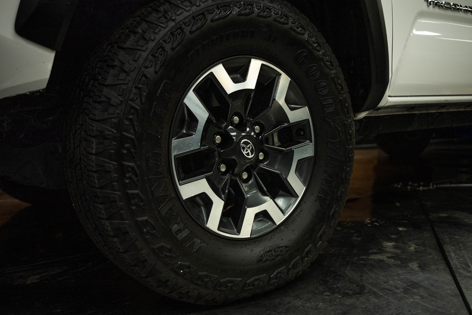 2023 Toyota Tacoma TRD Off-Road photo 2