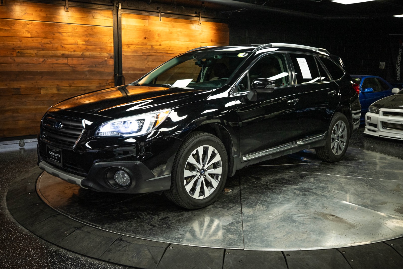 2017 Subaru Outback 3.6R Touring photo 2
