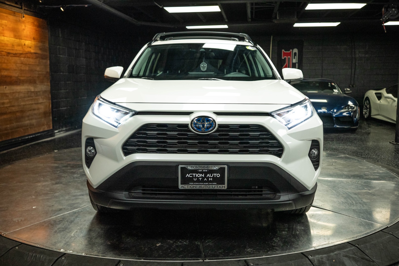 2021 Toyota RAV4 Hybrid XLE Premium photo 4