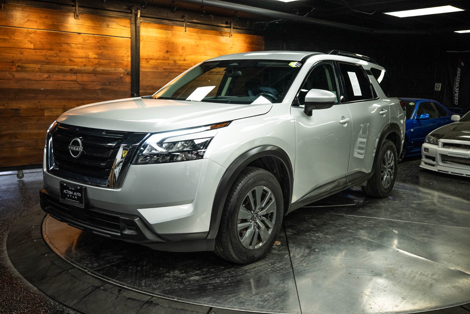 2023 Nissan Pathfinder SV photo 2