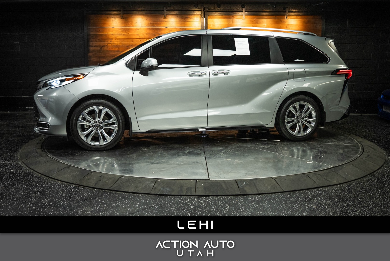 2023 Toyota Sienna Platinum's photo