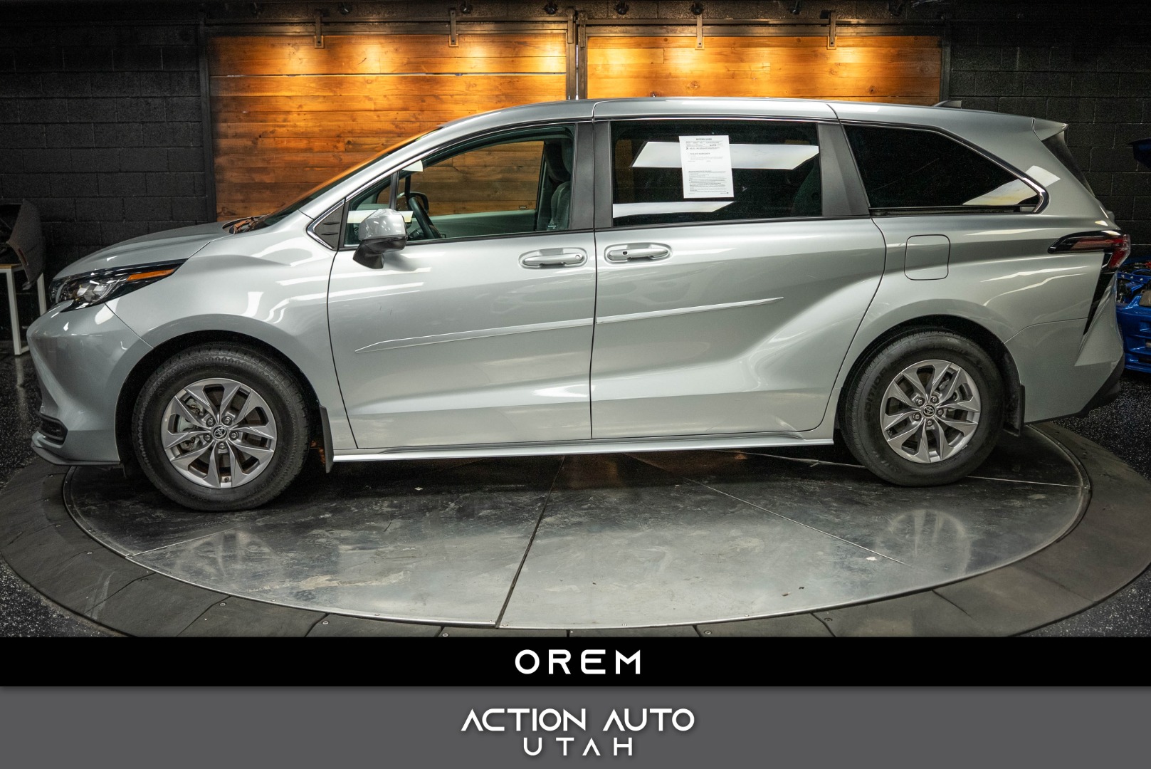 2023 Toyota Sienna LE's photo