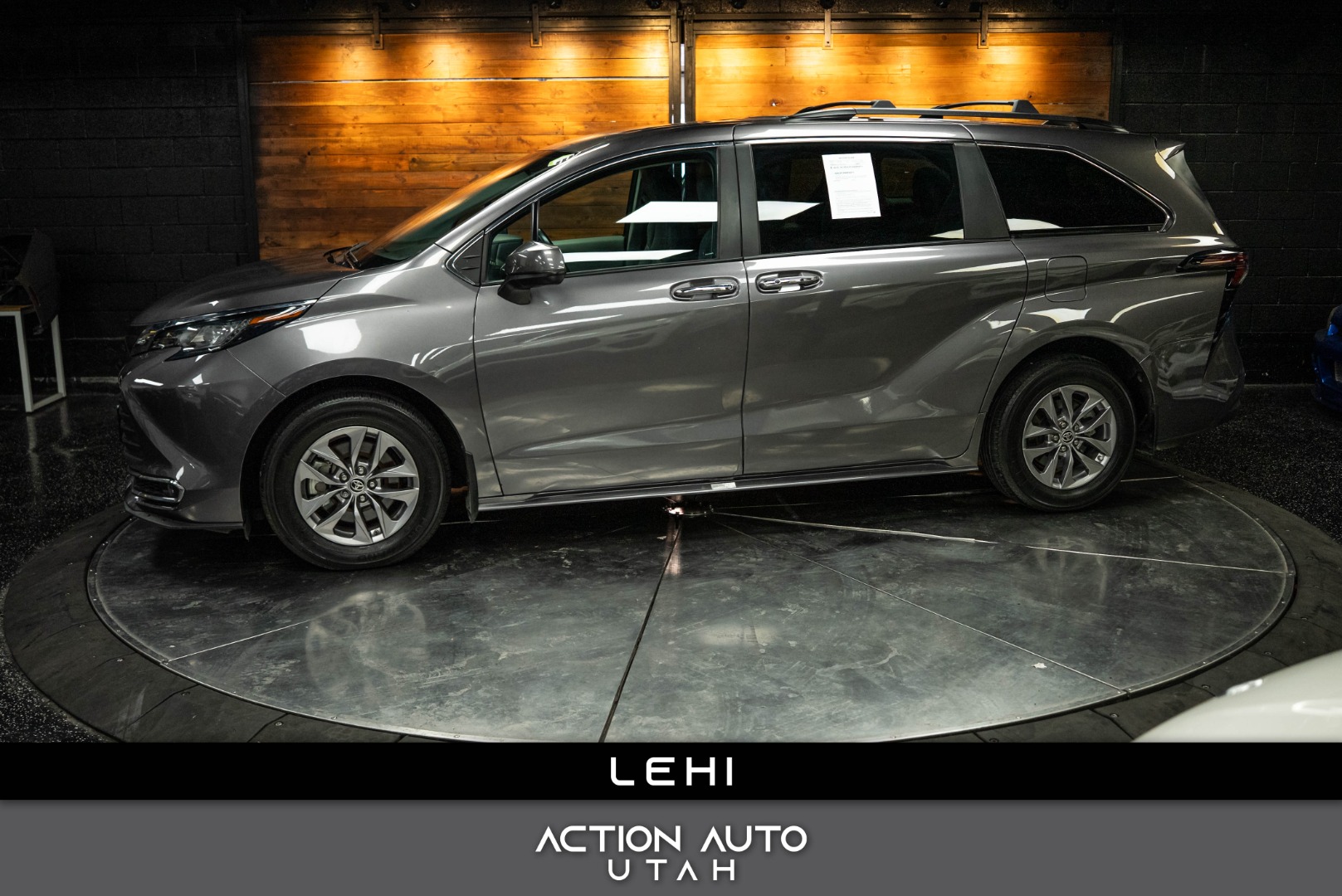 2023 Toyota Sienna XLE's photo