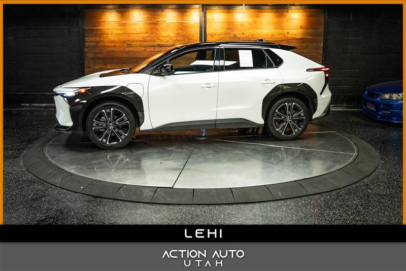 2023 VOLVO XC40