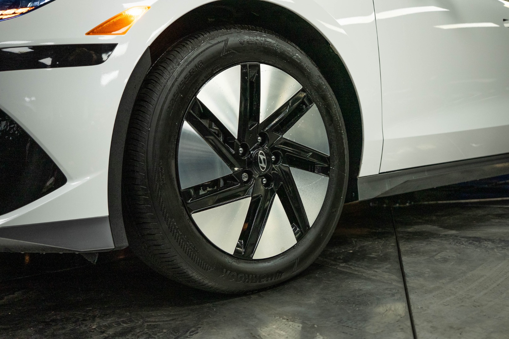 2024 Hyundai Ioniq 6 SE photo 2