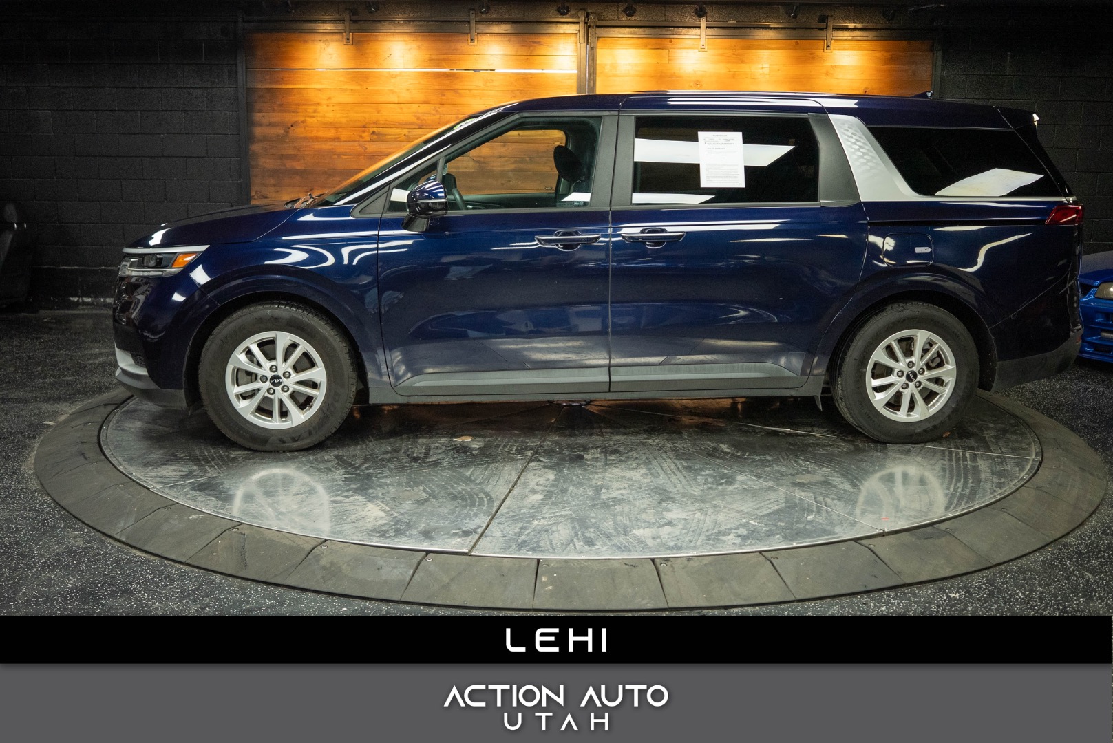 2023 Kia Carnival LX's photo