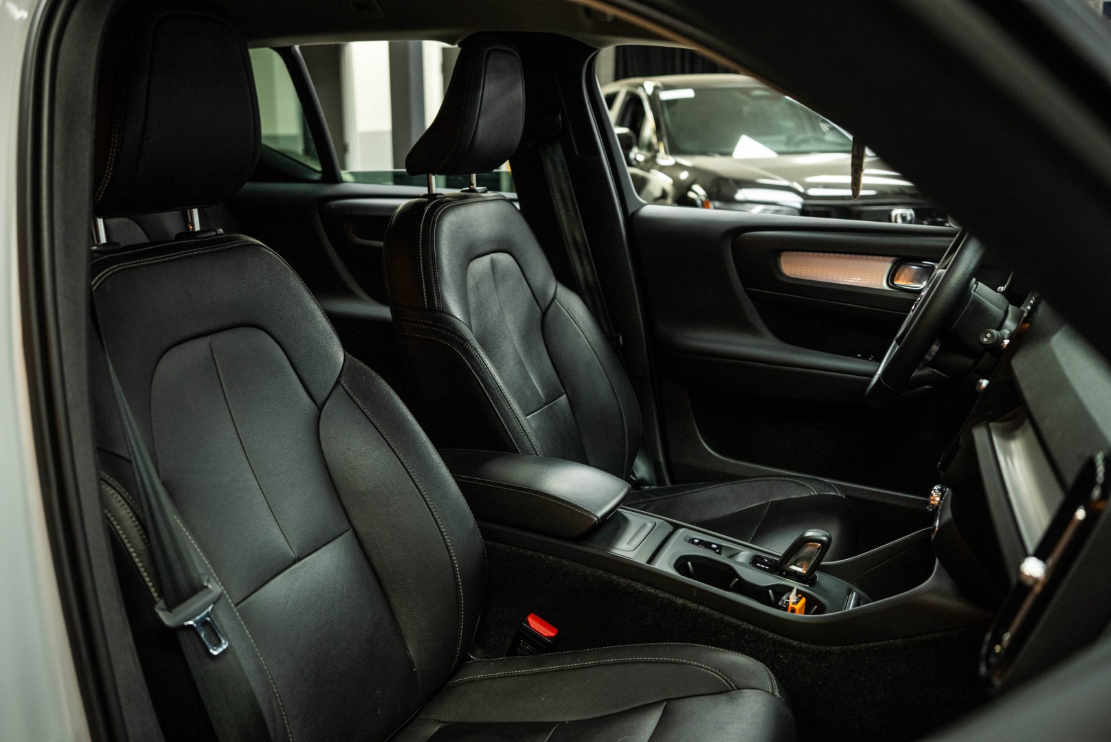 2021 Volvo XC40 Momentum photo 13