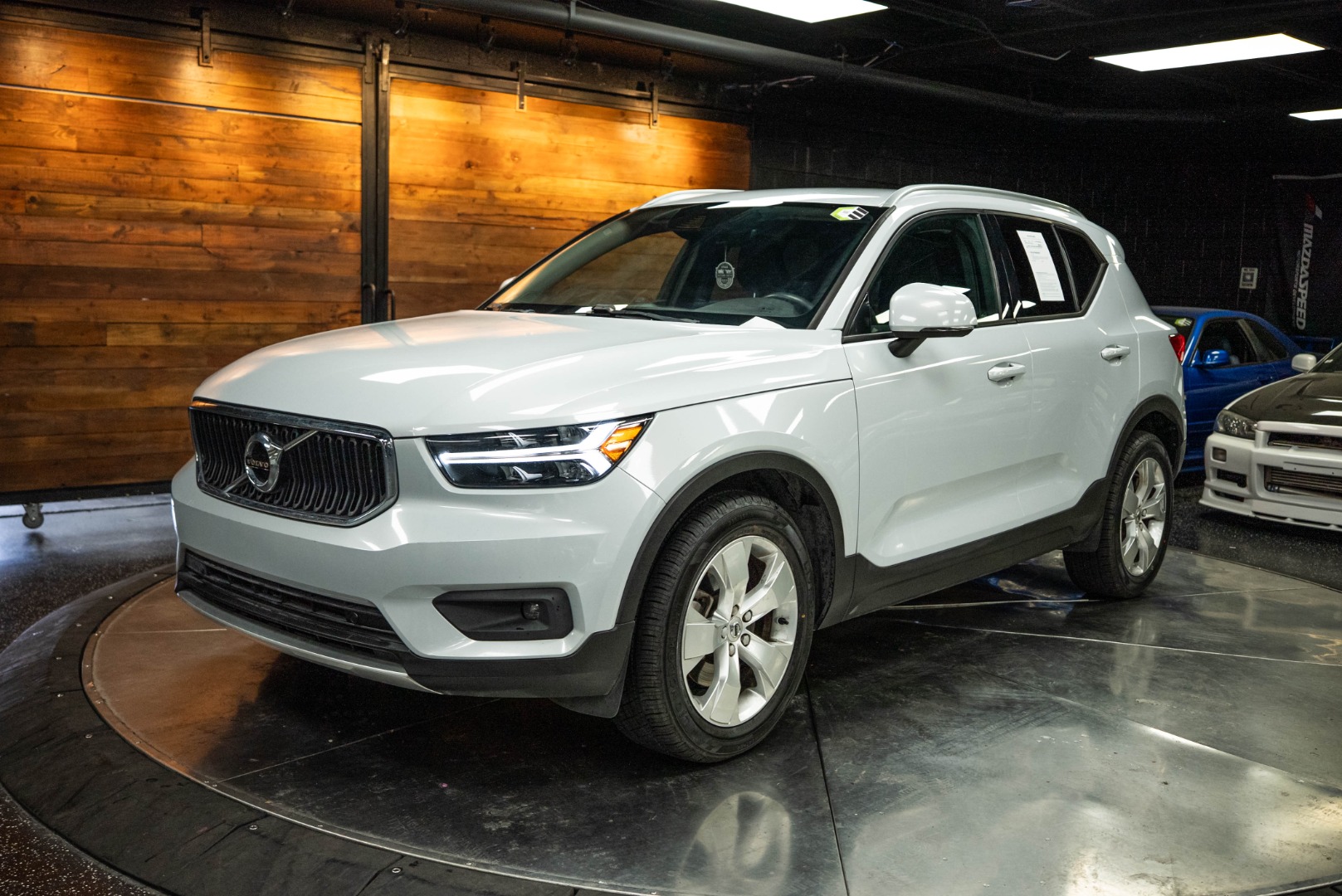 2021 Volvo XC40 Momentum photo 2