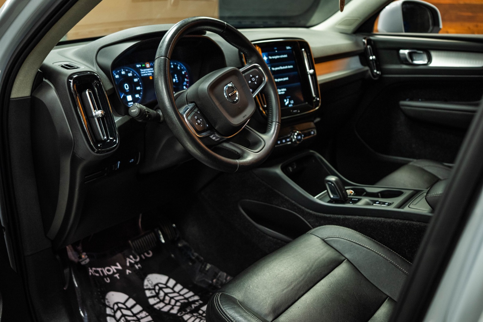 2021 Volvo XC40 Momentum photo 8