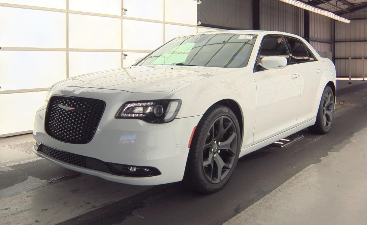 2023 Chrysler 300 photo 4