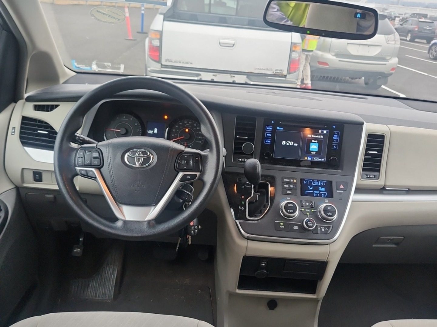 2017 Toyota Sienna LE photo 3