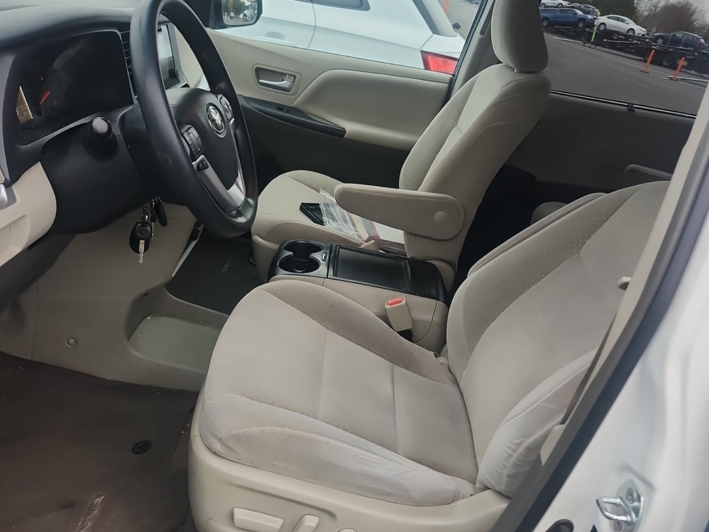 2017 Toyota Sienna LE photo 4