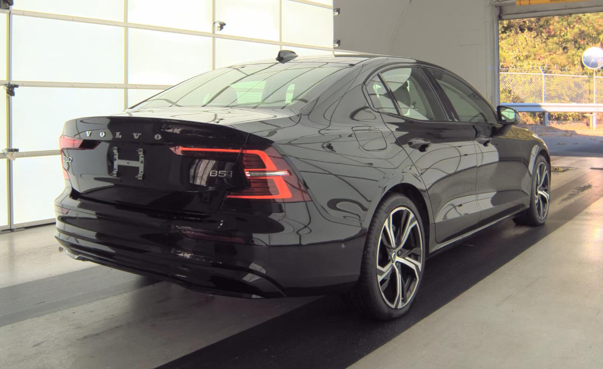 2024 Volvo S60 B5 Plus photo 5