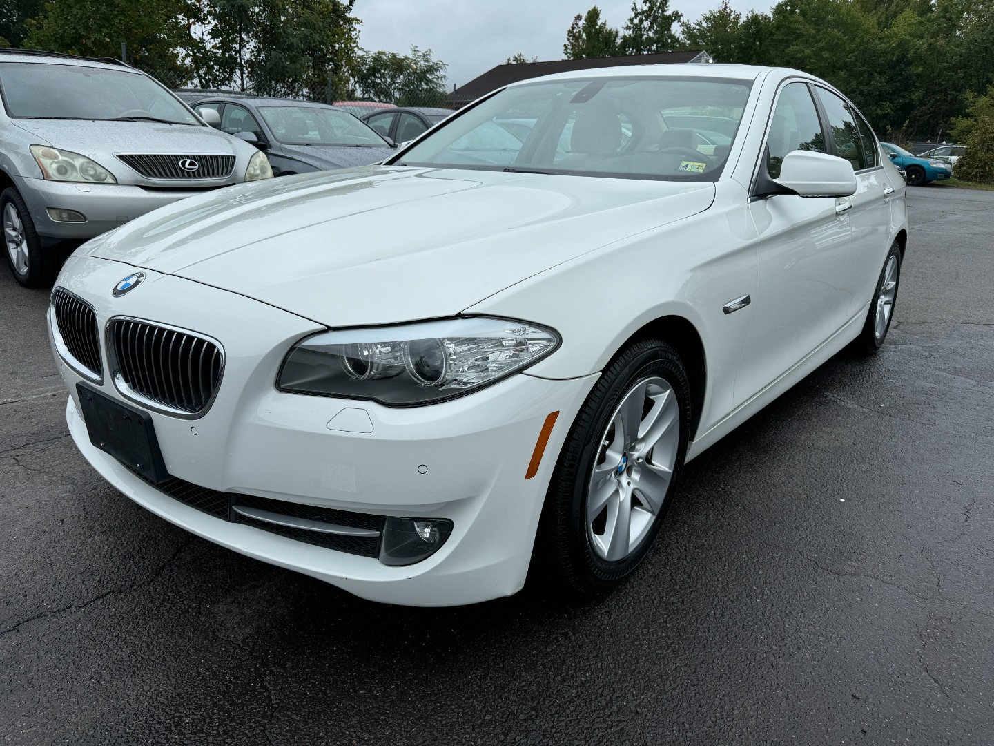 2011 BMW 5 Series 528i photo 2