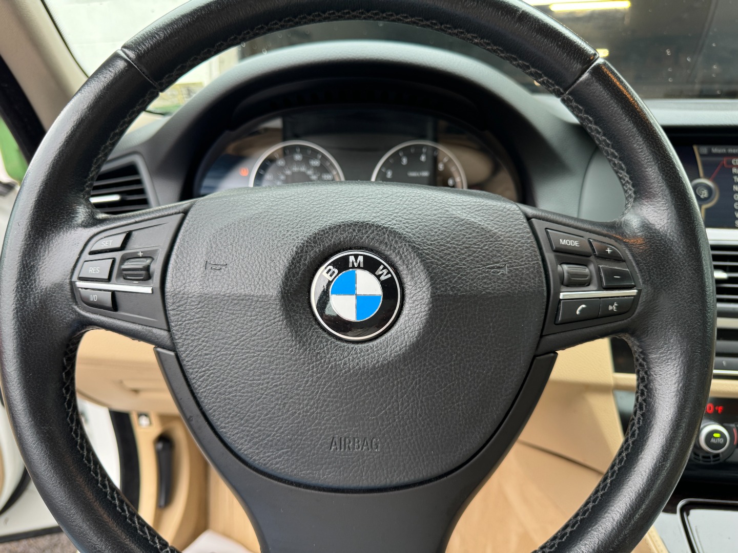 2011 BMW 5 Series 528i photo 30