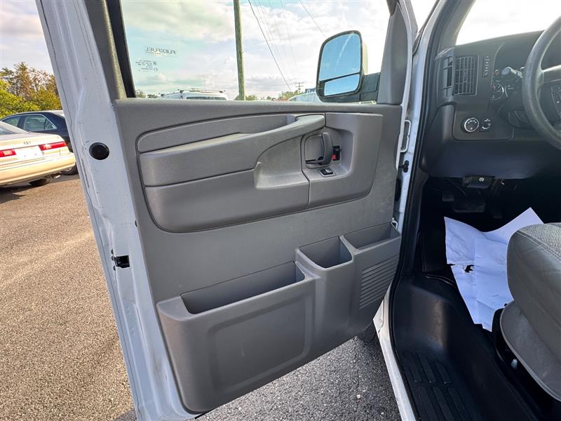 2015 Chevrolet Express LT photo 29