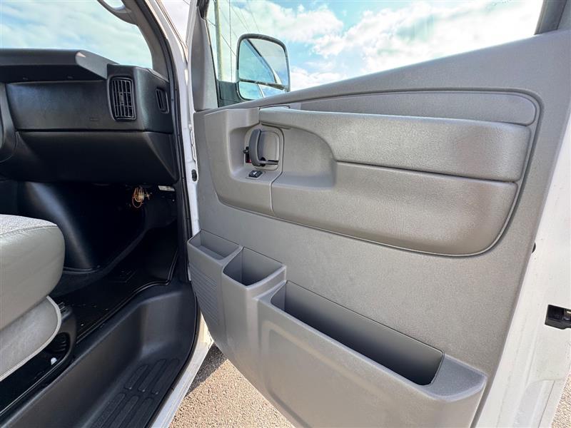 2015 Chevrolet Express LT photo 30