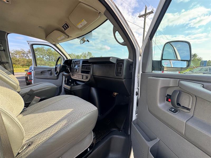 2015 Chevrolet Express LT photo 35