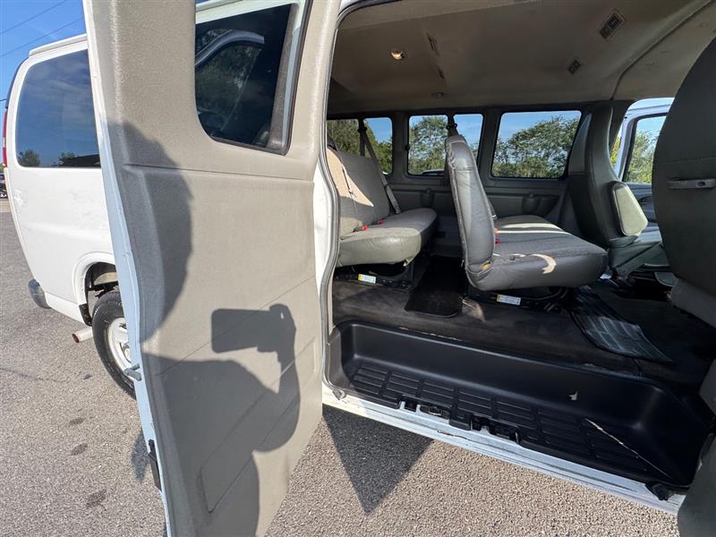 2015 Chevrolet Express LT photo 37