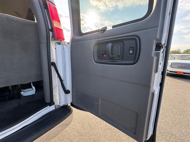 2015 Chevrolet Express LT photo 43