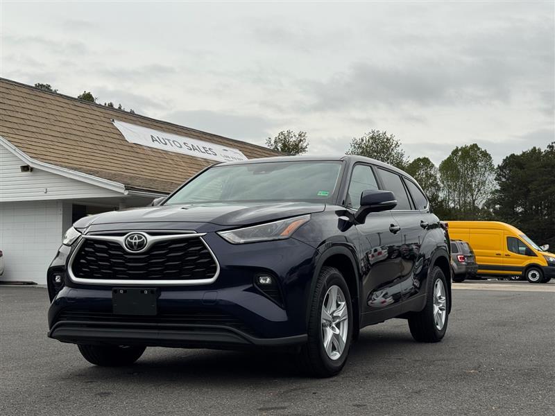 2024 Toyota Highlander LE photo 2