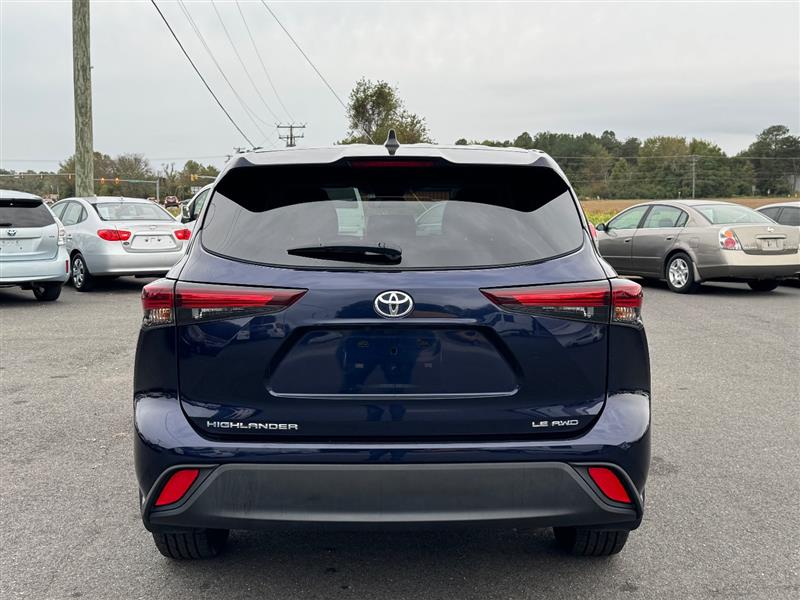 2024 Toyota Highlander LE photo 3