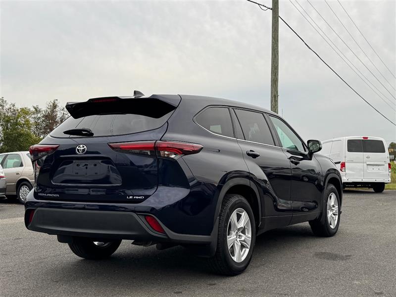 2024 Toyota Highlander LE photo 4