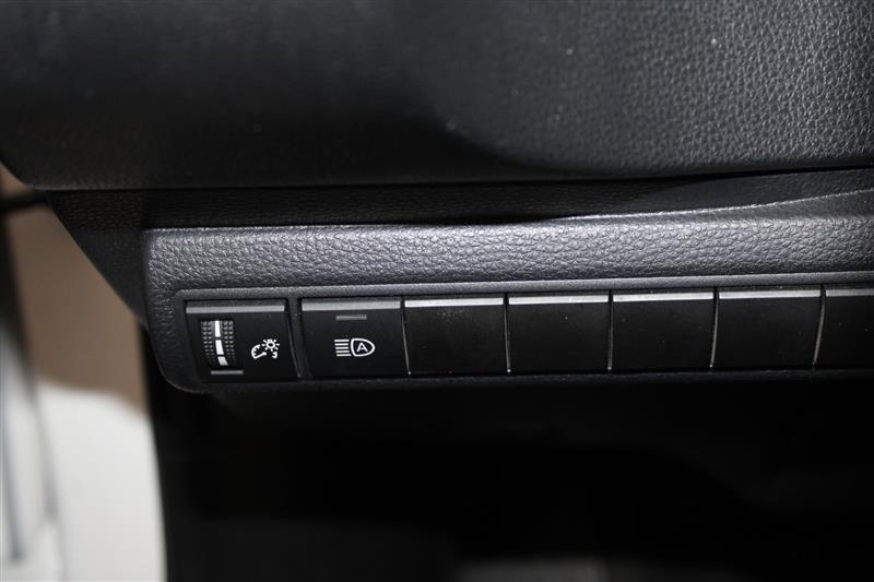 2021 Toyota Corolla LE photo 33