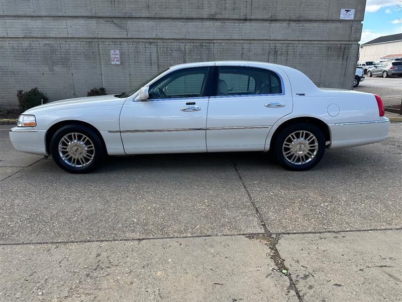 2006 Lincoln Town Car Signature Limited photo 2