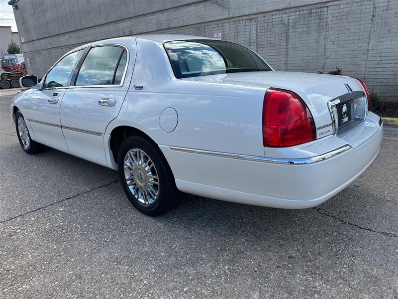 2006 Lincoln Town Car Signature Limited photo 3