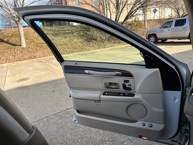 2006 Lincoln Town Car Signature Limited photo 9