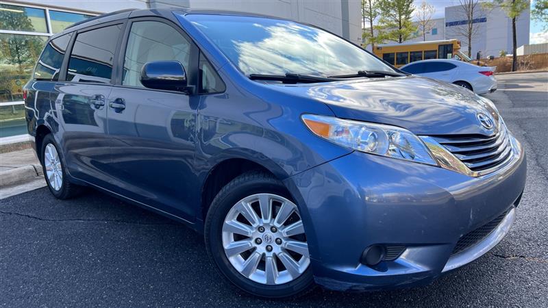 2015 Toyota Sienna LE's photo