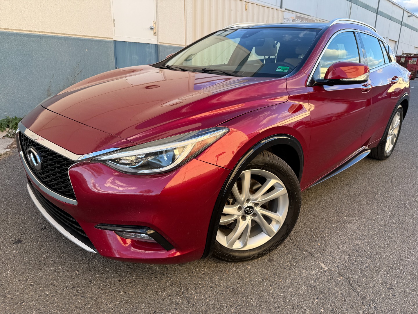 2017 INFINITI QX30 Premium's photo