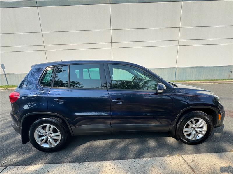 2012 Volkswagen Tiguan SEL Premium photo 9