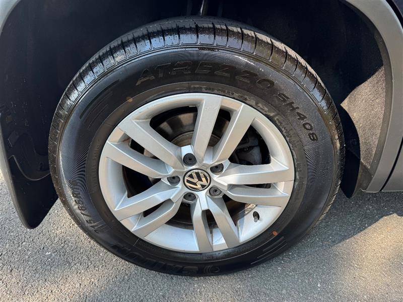 2012 Volkswagen Tiguan SEL Premium photo 16