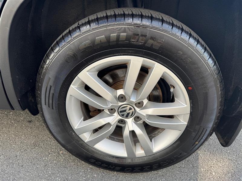 2012 Volkswagen Tiguan SEL Premium photo 17