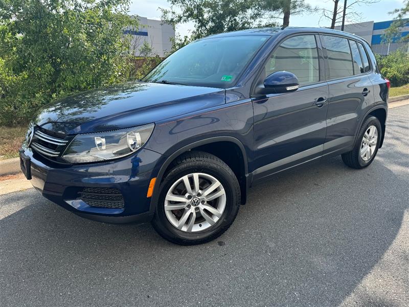 2012 Volkswagen Tiguan SEL Premium photo 2