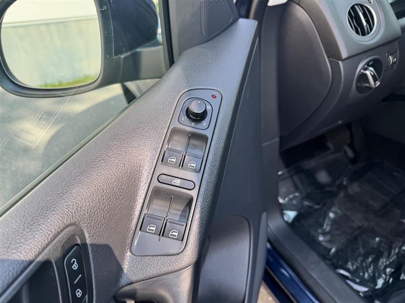 2012 Volkswagen Tiguan SEL Premium photo 24