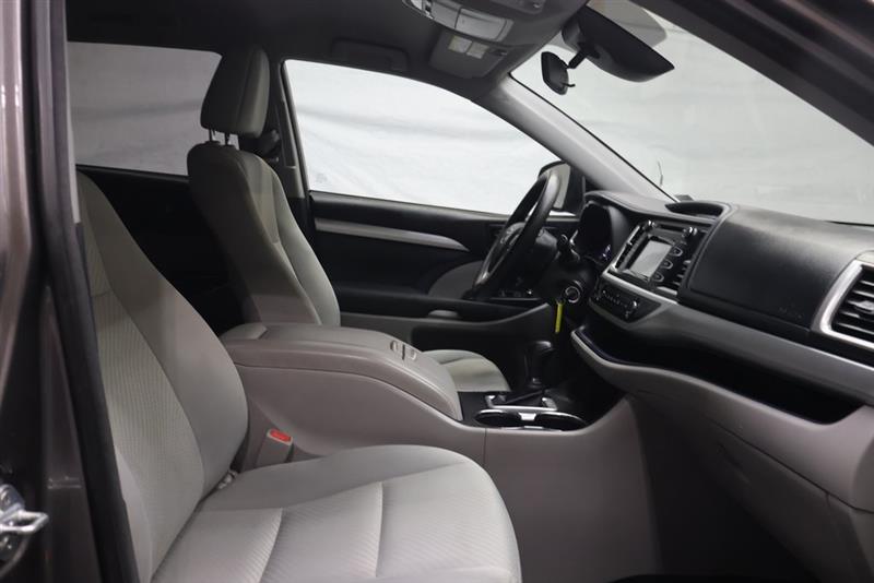 2017 TOYOTA HIGHLANDER LE