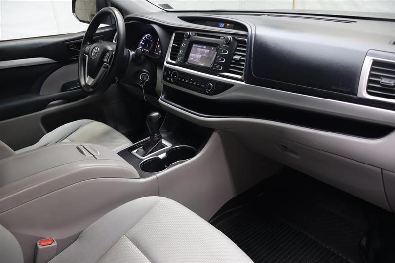 2017 TOYOTA HIGHLANDER LE