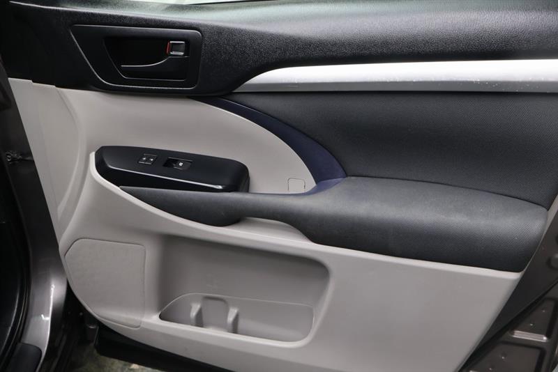 2017 TOYOTA HIGHLANDER LE