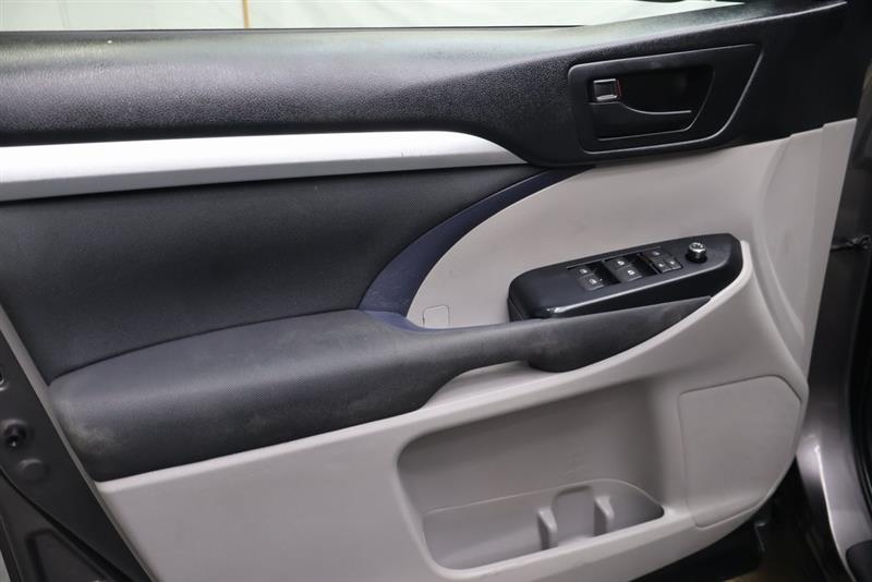 2017 TOYOTA HIGHLANDER LE