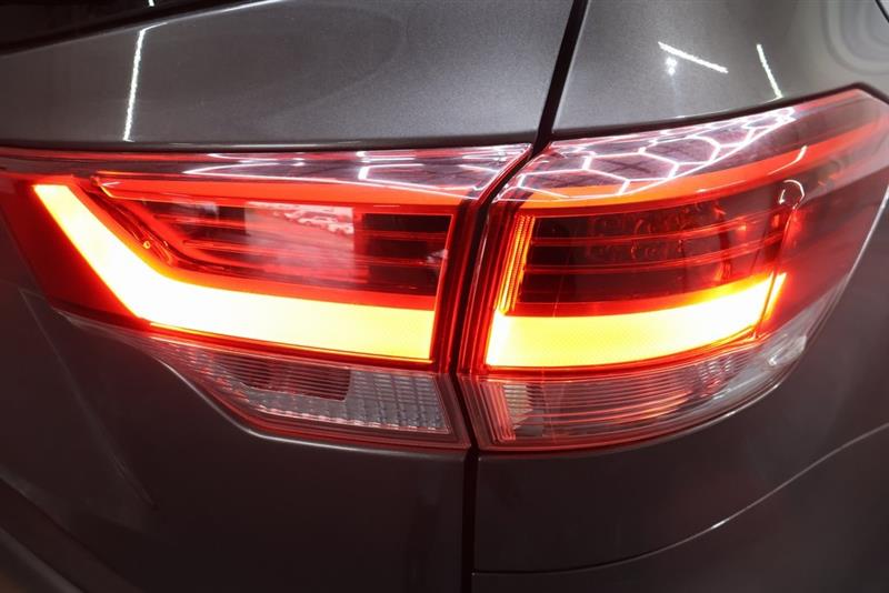 2017 TOYOTA HIGHLANDER LE