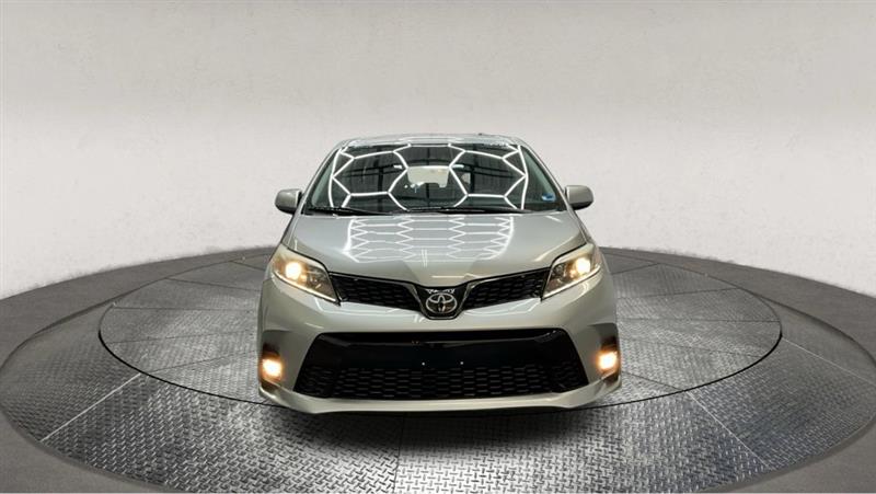 2018 TOYOTA SIENNA SE