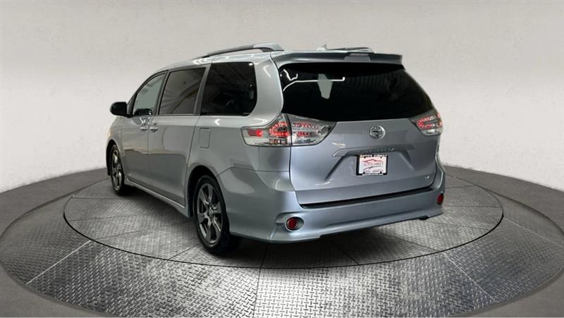 2018 TOYOTA SIENNA SE