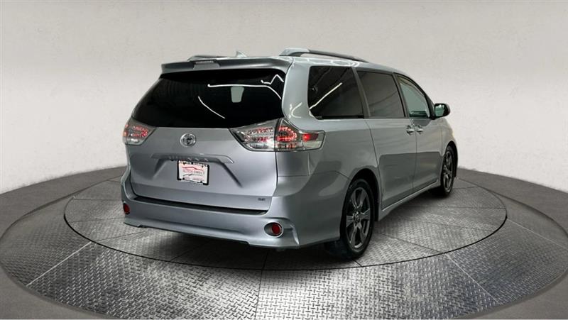 2018 TOYOTA SIENNA SE