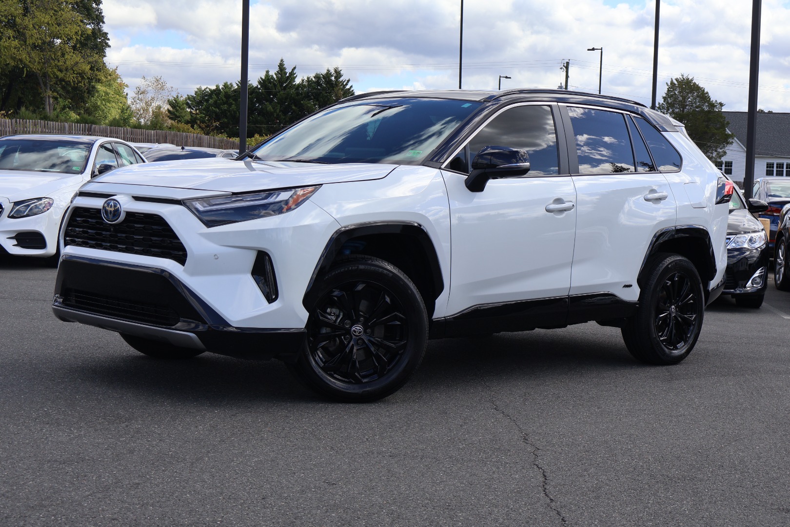 2023 Toyota RAV4 XSE's photo