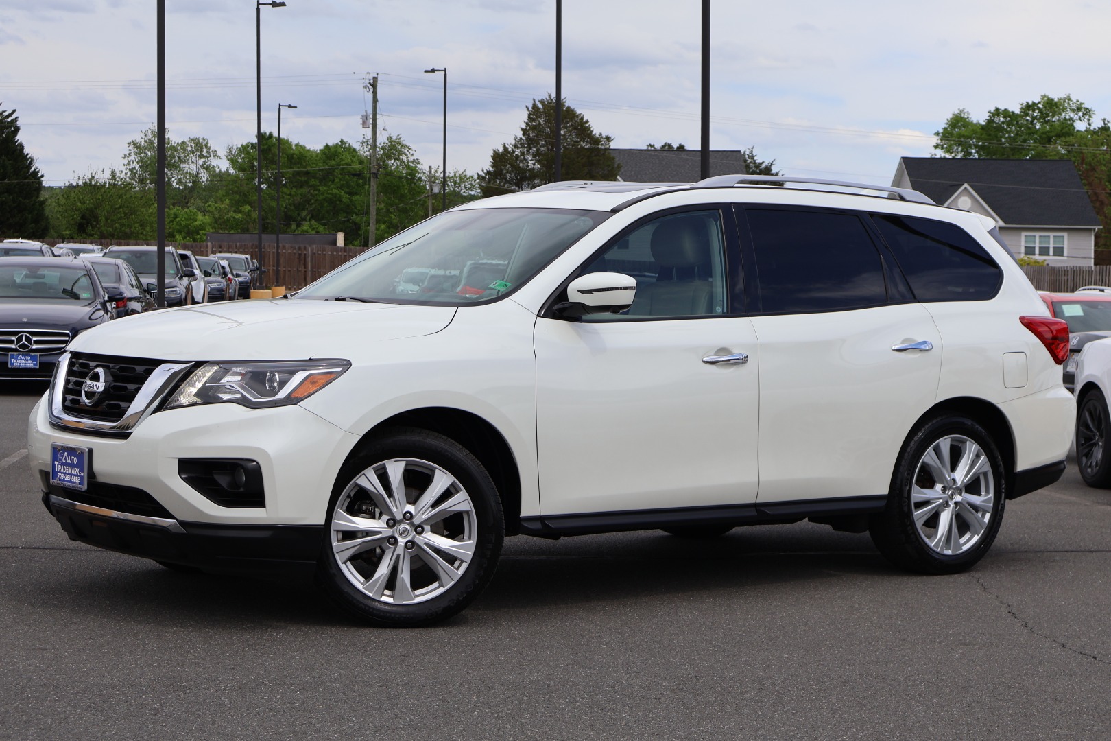 2019 Nissan Pathfinder SL's photo