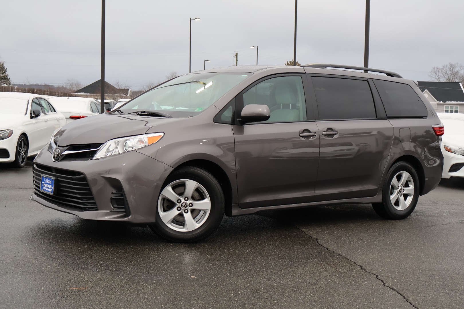 2020 Toyota Sienna LE photo 3
